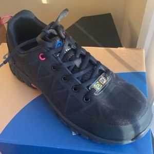 Nautilus womens safety shoe.  Safety toe.  Oil and slip resistant. 8.5